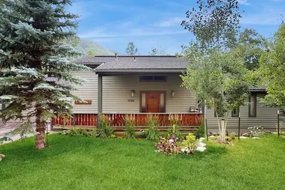 Image de Luxurious Vail Home with private hot tub, patio, fireplace, and bus to slope
