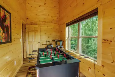 Image de Hot tub, fire pit, foosball, arcade in the woods
