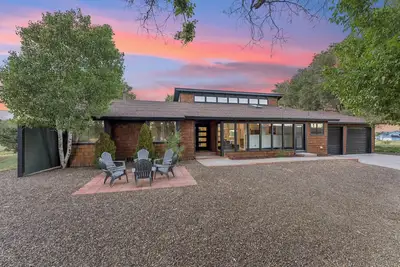 Image de Rare Modern Family Getaway ~ 3 Acres & Game Room