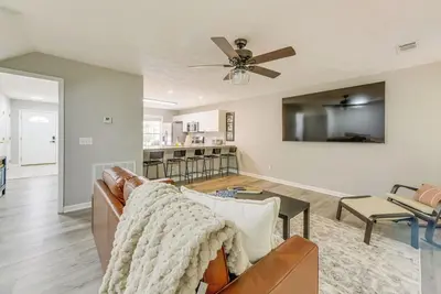 Image de 2 Mi to Tiger Territory! Condo w/ Community Pool