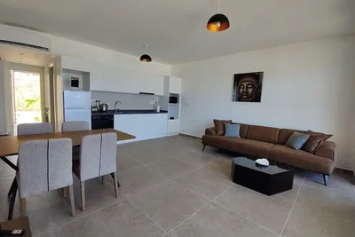Image de Réveillez-vous au bord de la mer · Retraite avec jardin et piscine en bord de mer