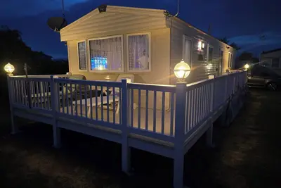 Image de 2 Bedroom Caravan With Decking