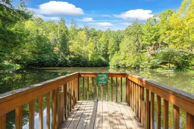 Image de Lakeside Cabin w/ Hot Tub, Fireplace Near Dollywood | Smoky Shores Retreat