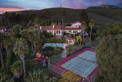 Image de Two Estates w/ Pools, Hot Tubs, Game Rooms, Views & Tennis Court Near Wineries