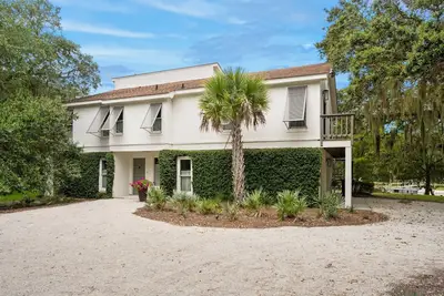 Image de 4br/3ba on the Creek, Steps away from the Beach, Pet Friendly