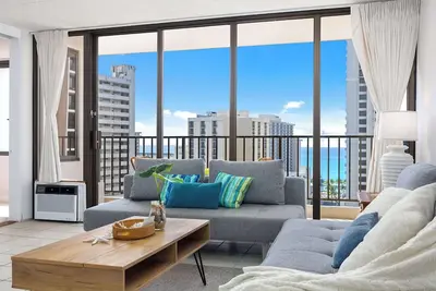 Image de 1br condo w/ skyline view & balcony