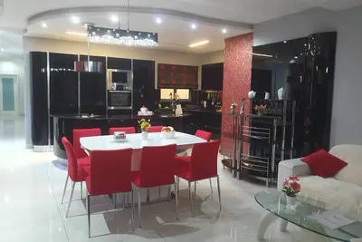 Image de Modern, stylish & well equipped 3 bedroom apartment with jacuzzi & yard with bbq