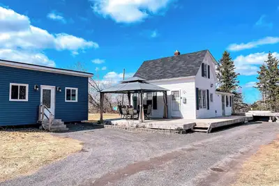 Image de Cozy Hilltop Retreat w/ Hot Tub, Firepit & Deck. Pet-Friendly!