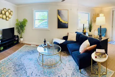 Image de Super Cute 3br home- Great Location! Walk to Levno & Carter-Finley