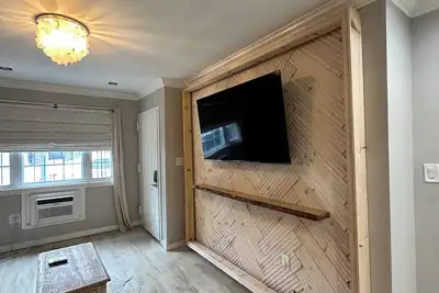 Image de Gorgeous newly renovated 2 bedroom pad. From Brooklyn with love.