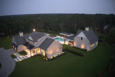 Cape Cod Dream Retreat -6br Oasis w/Pool& Spa