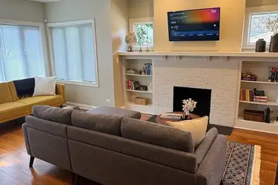 Image de Charming 2-bedroom Home with Midcentury Details