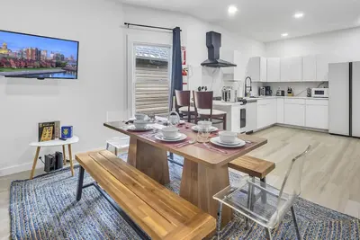 Image de Sleek & Modern Full House Dtwn