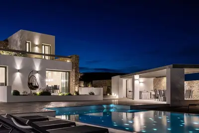 Image de Villa de charme avec piscine & vue mer à Santa Maria, Paros (Grèce) – 12 per max