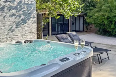 Image de Villa avec jacuzzi, sauna, billiard, arcade & cinéma aux portes de Paris.