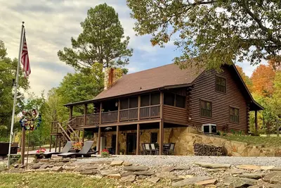 Image de Log cabin with walkout basement and loft located on Ohio River’s edge.