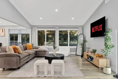 Image de Family Friendly Modern Luxury SoCal Hot Tub Retreat - Minutes from Disneyland