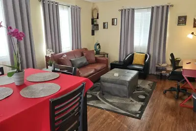 Image de Charming 1-bed apt, cook-ready kitchen, laundry, 5-8 mins to U of A and Downtown