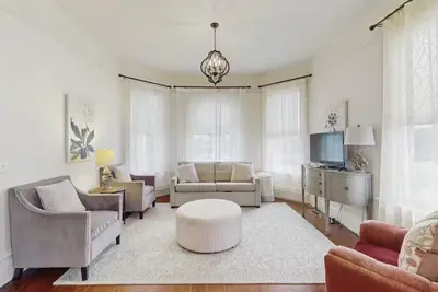 Image de Lilac Victorian Downstairs-Spacious Water-View Apartment in Historic Old Town