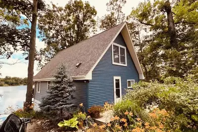 Image de Charming lakefront cottage, private lake & dock, perfect secluded getaway