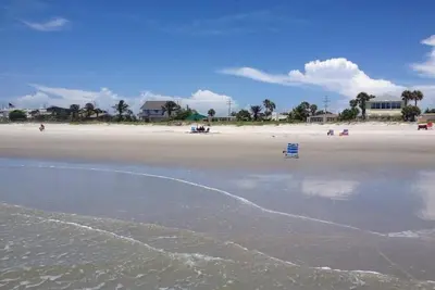 Image de Penguins on the Beach | 2br Steps to Beach & Downtown w/pool | Unit 4