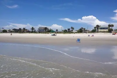 Image de Penguins on the Beach | 2br Steps to Beach & Downtown w/pool | Unit 2