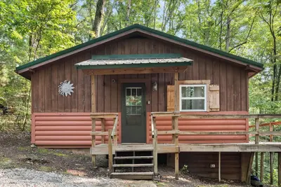 Image de Season decor and discount! Secluded 3br cabin, hot tub, deck, in Hocking Hills