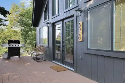 Image de Black Pocono Cabin Retreat — Hot Tub, Grill & Walk to Lake