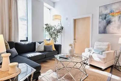 Image de 5br 2ba • Sleeps 10 • Downtown • Near Cc/Theaters