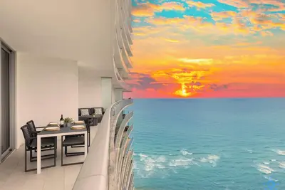 Image de 2br Apt with Amazing Ocean View Balcony & Pool