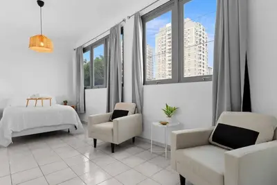 Image de La Placita Gem | Spacious 2br w/ Balcony Views