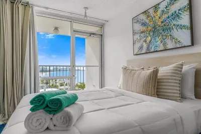 Image de Beachfront Studio | 2 Queen Beds + Parking