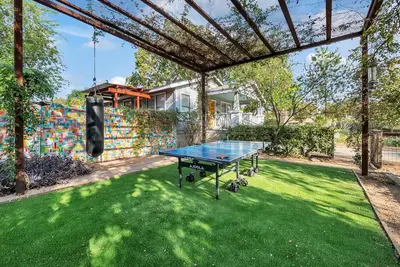 Image de Colorful Home with Private Yard with fast Wifi - Walk to East 6th - Sleeps 6