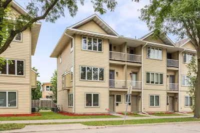 Image de 3-bedroom townhome with king beds two car attached garage two pull out couches