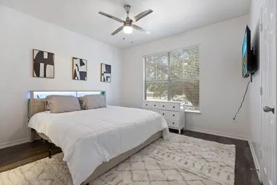 Image de Luxury 3br Retreat w/ Pool & Grill Near Downtown, Airport, Medical District.