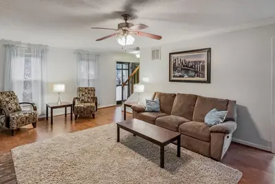 Image de Perfect for Extended Stays! Spacious 4-bedroom, Great Location!