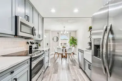 Image de Perfect Getaway! : Hot Tub, Lounge Deck & only 5 min to beach.