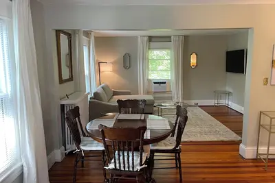 Image de Charming 2-bedroom apartment with short walk to downtown and Universities