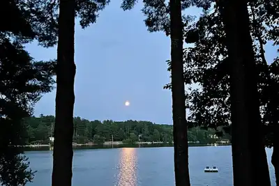 Image de Unwind in lakeside luxury; your serene Bear Pond escape awaits.