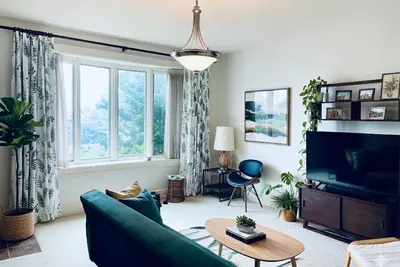 Image de Milwaukee Riverview Flat, Skyline Views, near Downtown. Walk to Breweries!