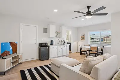 Chic & Cozy Studio | King Bed + Sleeper