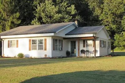 Image de 3-bedroom house in serene Galax with Ac