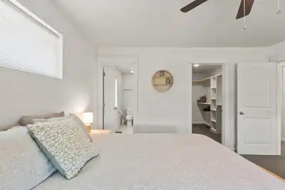 Image de 6 Bed House + Gym w/ Mnt Views Close to Airport