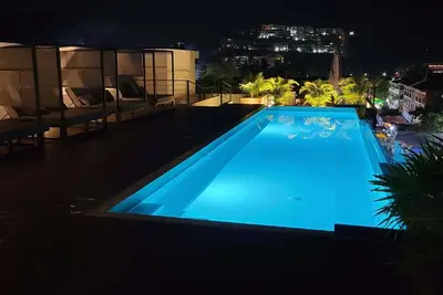 Image de New listing! Chic, cozy 2-bedroom w/rooftop pools, walk to beach, restaurants+