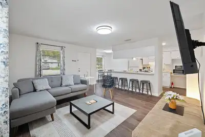 Image de Fully Renovated & Private 2-bedroom home in Zephyrhills with Porch