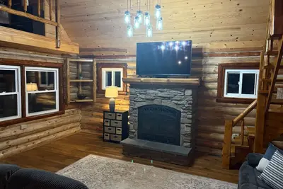 Image de Peaceful 4-Bedroom Lakefront Cabin with Stunning Views in Brimley, Mi