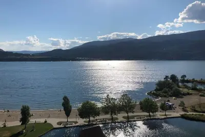 Image de Beautiful Downtown Kelowna Condo with Amazing Views!