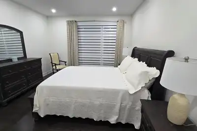 Image de All the luxuries of Home, 25mins to Airport &  5kms to Canada's Wonderland! \n