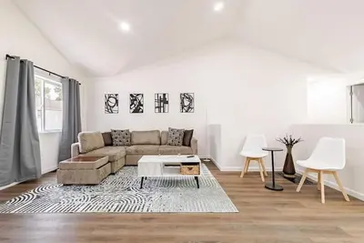 Image de Cardinal Nest - Modern 4br Home Near Airport, St. Charles & Downtown Stl