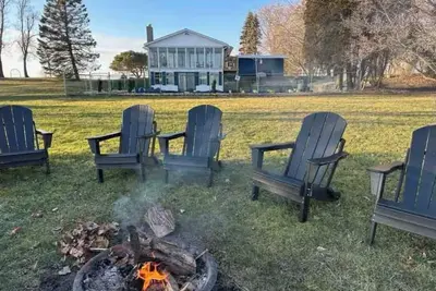 Image de Lakefront Retreat & Game Room